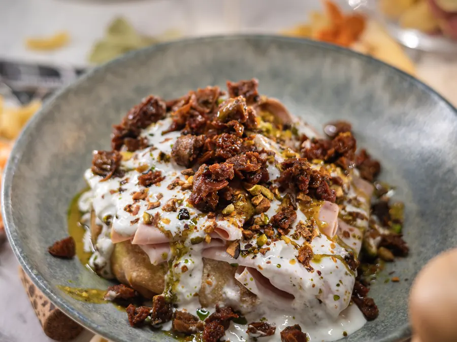 Burrata med parmaskinke, pistasj og balsamico hos Pasta Vino