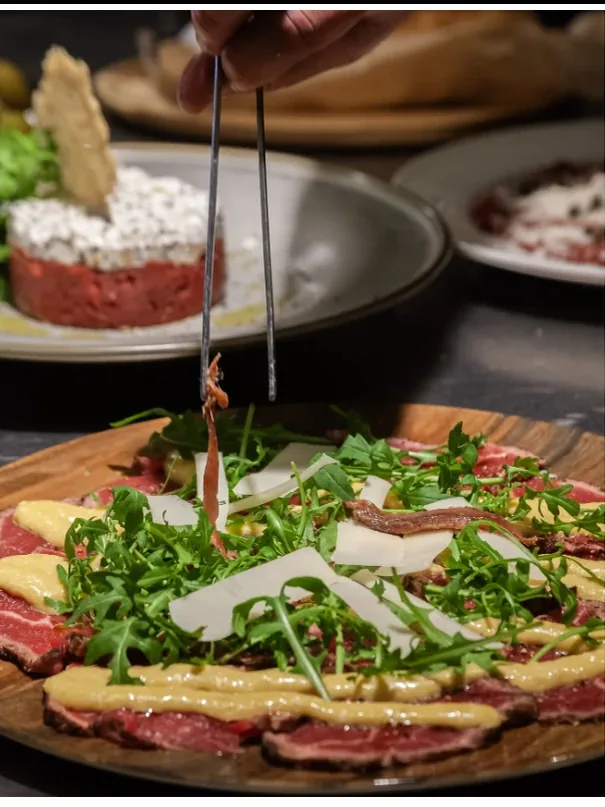 Oksecarpaccio med sennep, ruccola og parmesan