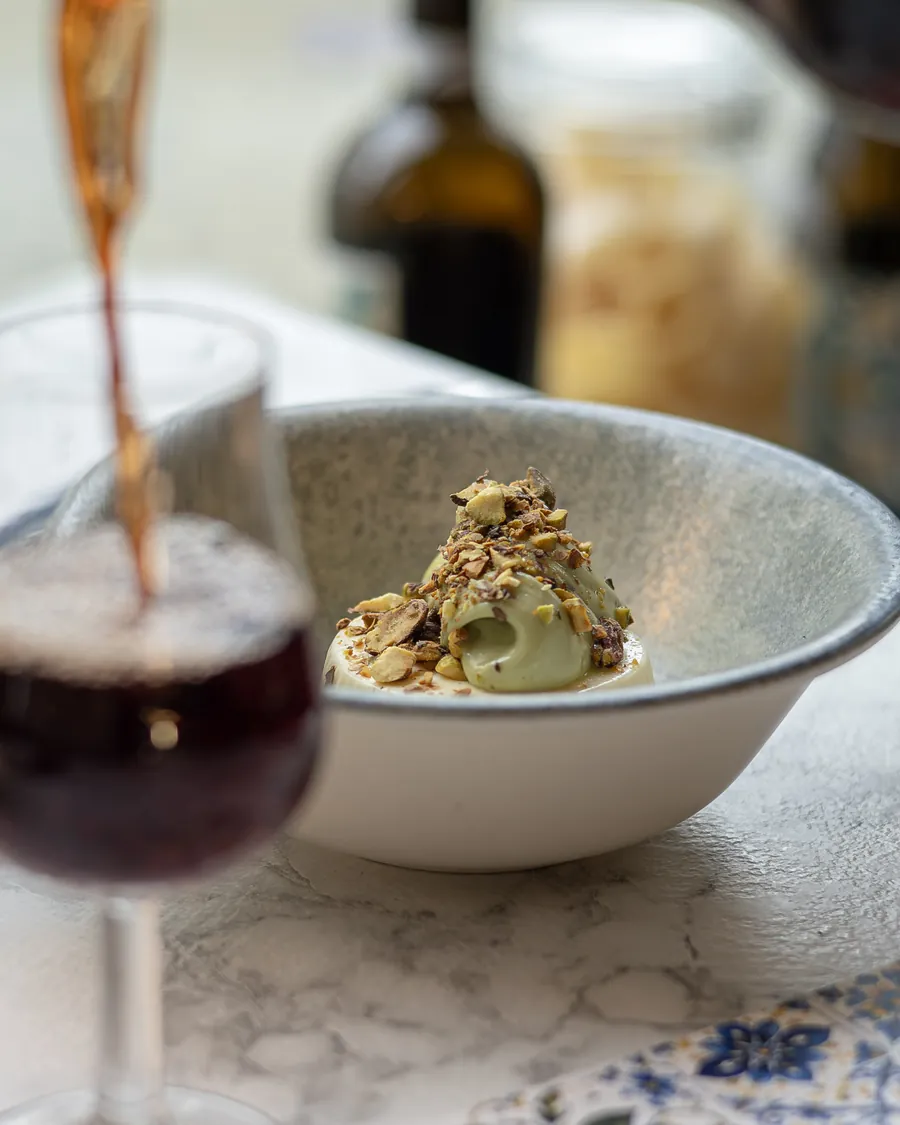 Pistasjdessert og vin hos Pasta Vino