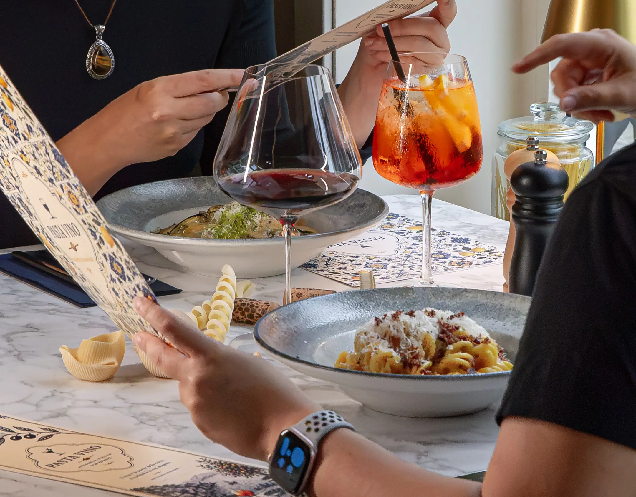 Gjester som nyter middag hos Pasta Vino