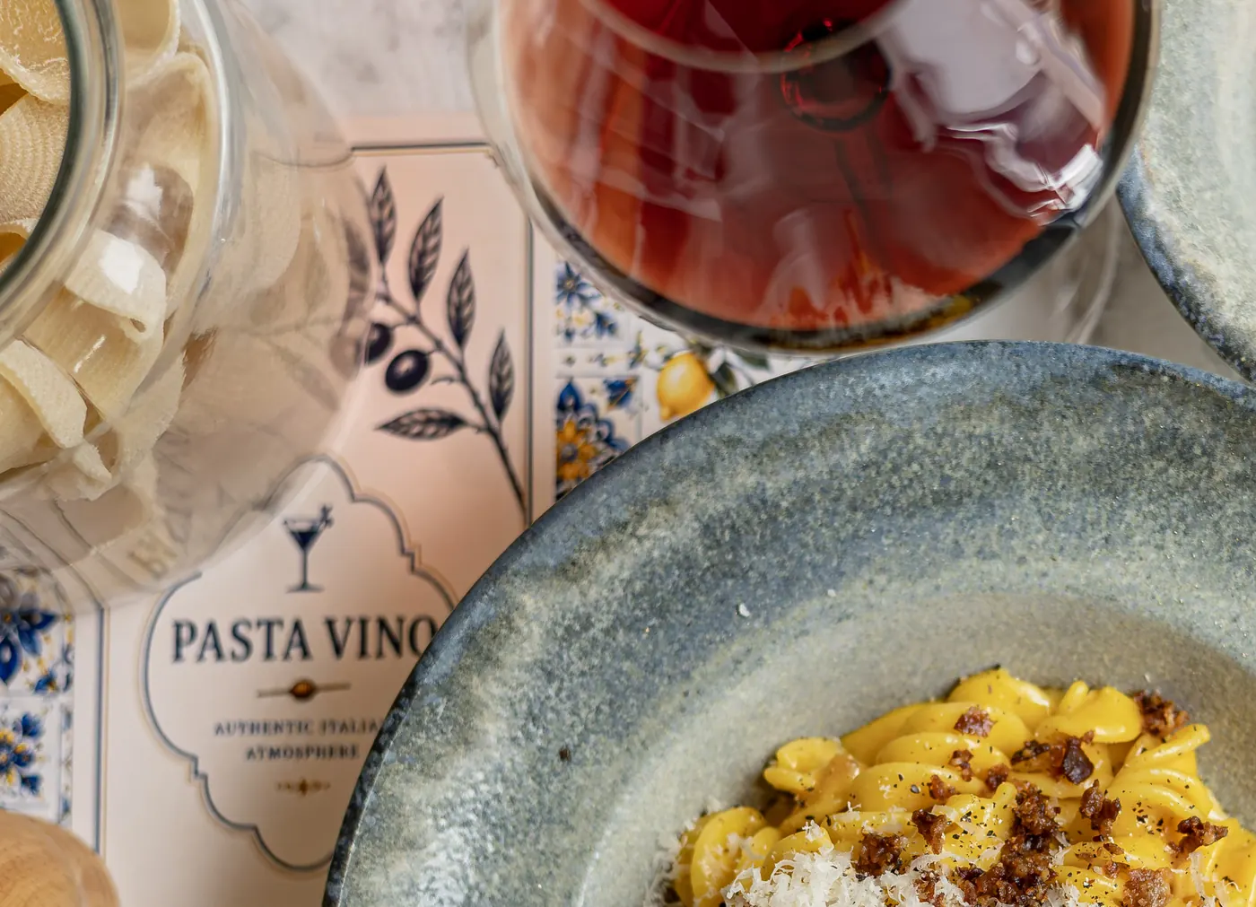 Pasta Vino sin trykte meny med amalfikyst-illustrasjon og middelhavsfliser