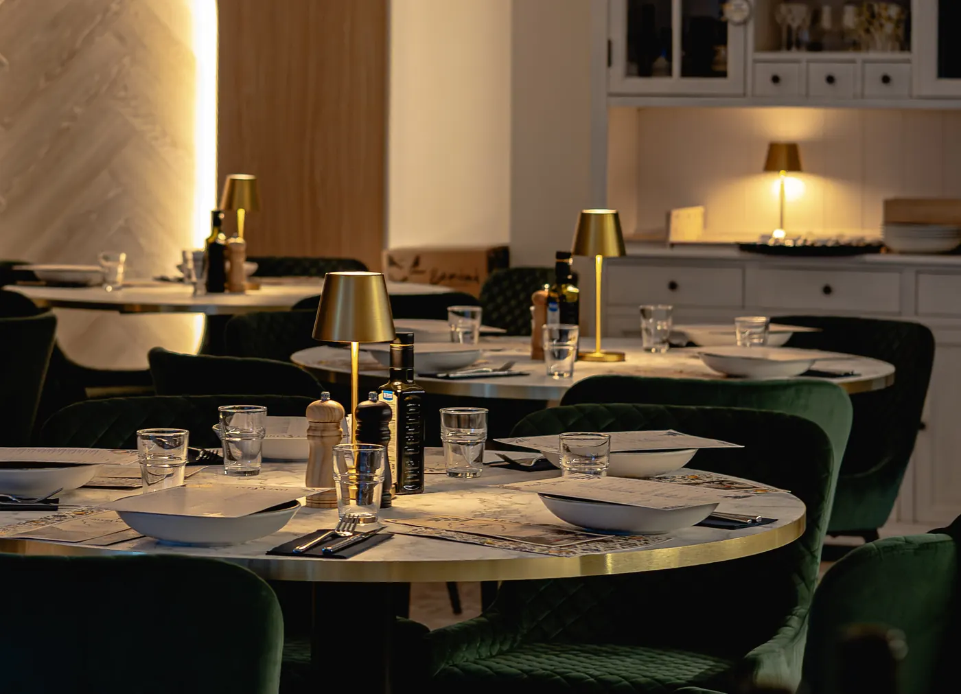 Dekket bord med Pasta Vino sine glass og tallerkener